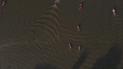 Vista-De-Arriba-Hacia-Abajo-De-Canoas-Remando-En-El-Río-Buriganga-En-Bangladesh,-Cámara-Lenta