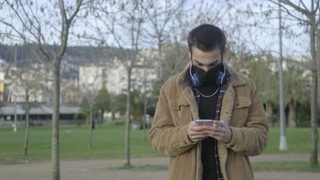 hombre enmascarado usando el teléfono