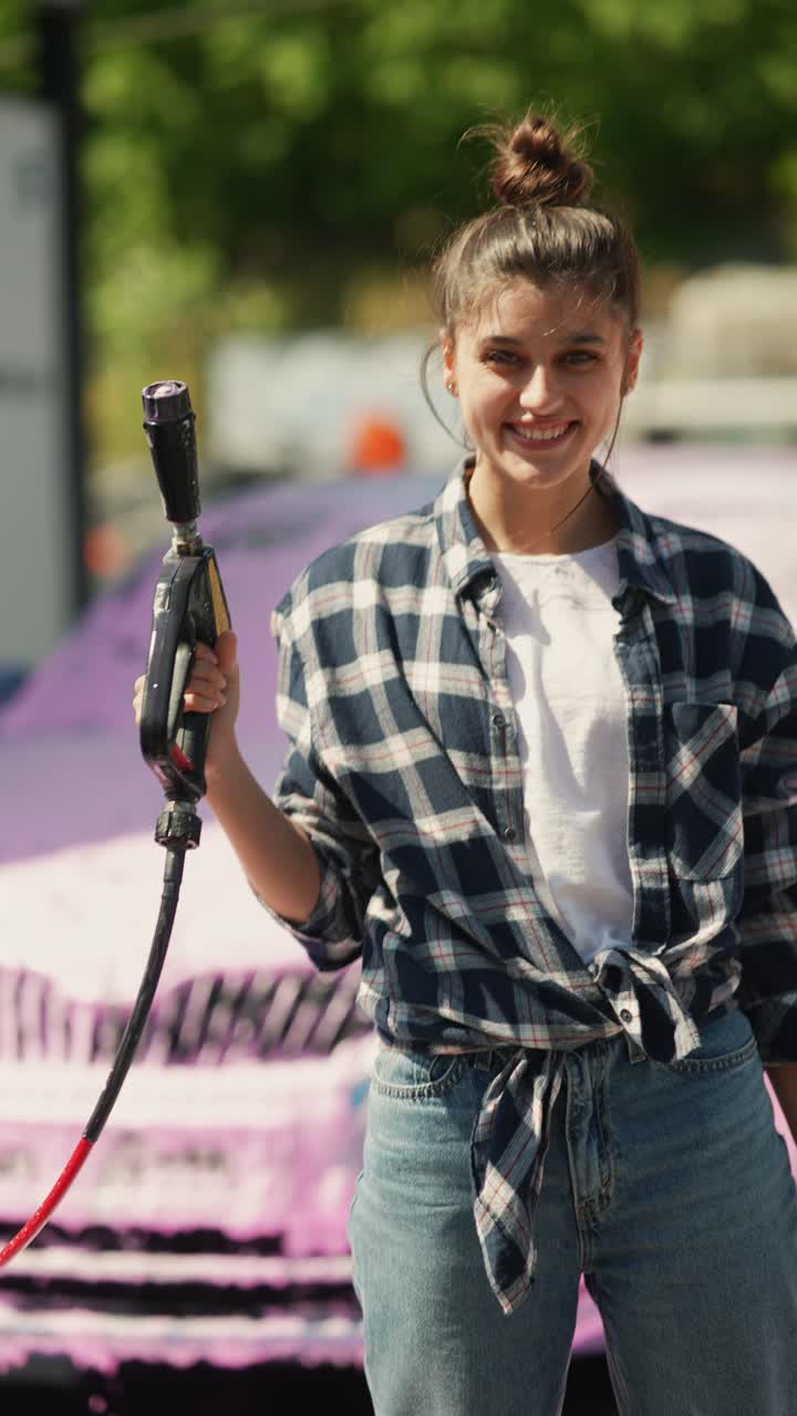 mujer lavando el coche con espuma