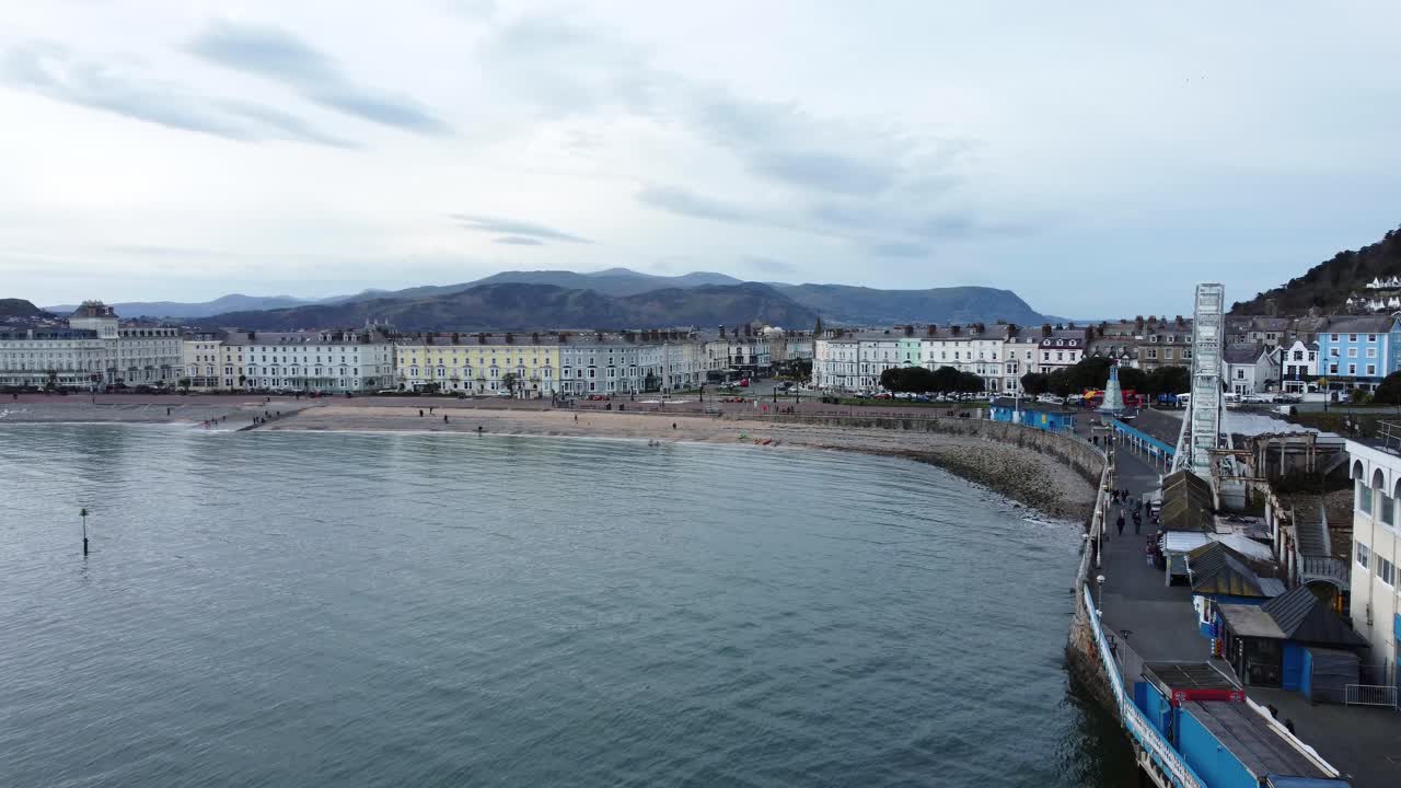 vista aérea llandudno paseo marítimo de la ciudad victoriana que pasa cerca del gran hotel y la atracción del paseo marítimo de la rueda de la fortuna