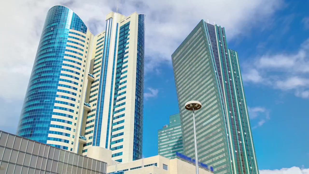 Bulevar Nurzhol en timelapse hyperlapse. Torres de un nuevo y moderno edificio de oficinas en la capital de la República. Astaná, Kazajistán.