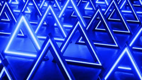 fondo abstracto triangular azul. fondo de luces de neón. prismas triangulares de patrón. fondo geométrico abstracto de ciencia ficción. concepto futurista. movimiento hacia adelante. bucle sin costuras, animación 3d en 4k