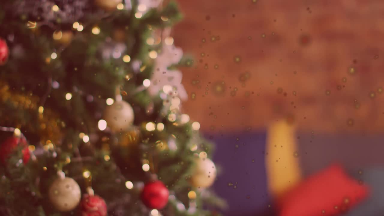 animación de puntos de luz contra un árbol de navidad decorado y espacio de copia.