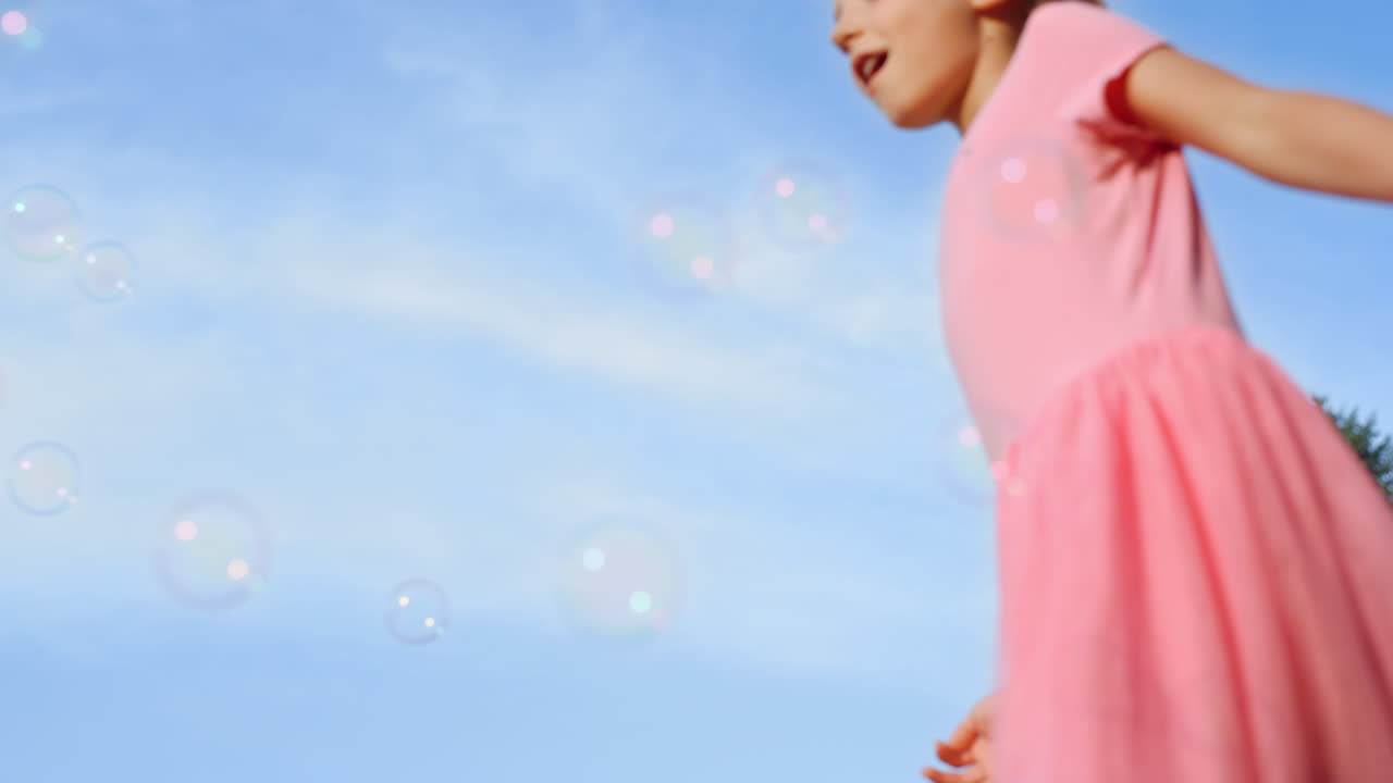 바 ⁇ 에서 거품으로 노는 즐거운 소녀, 메도에서 즐거운 행복한 가족.