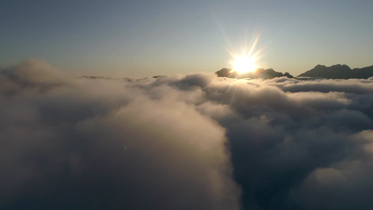 구름 위의 산들