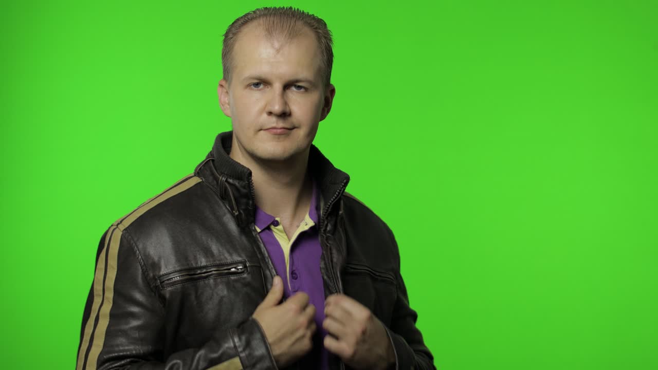 este soy yo. el hombre del rock se señala a sí mismo y mira a la cámara expresando orgullo por sus logros.