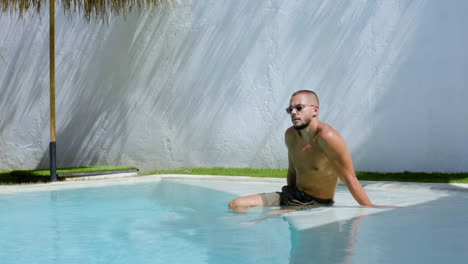 hombre en la piscina