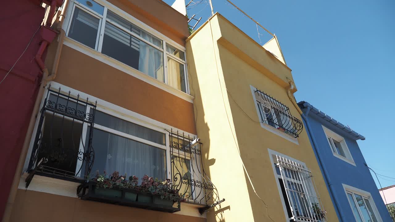 casas coloridas con ventanas y balcones