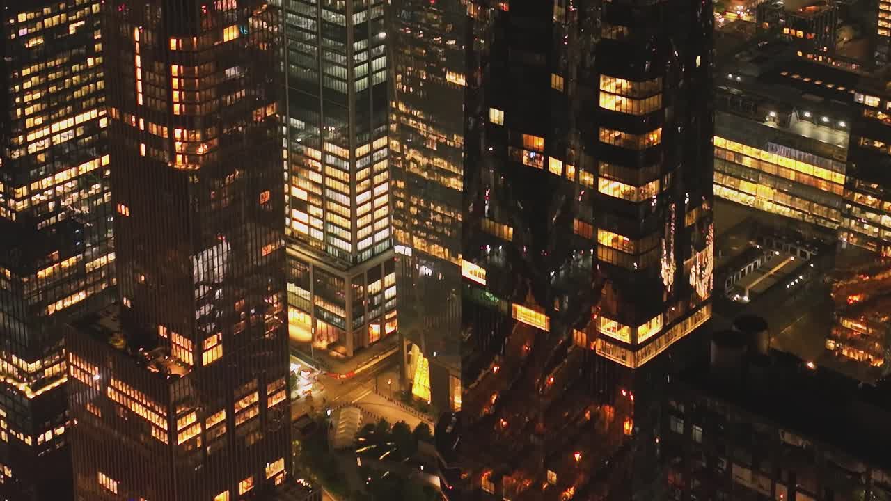 Matriz de Janelas Iluminadas em Torres de Escritórios de Manhattan