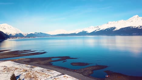 Vídeo-De-4.000-Drones-De-Seward,-La-Playa-De-Alaska-Y-Las-Montañas-Cubiertas-De-Nieve-Circundantes-En-Un-Día-Nevado-De-Invierno