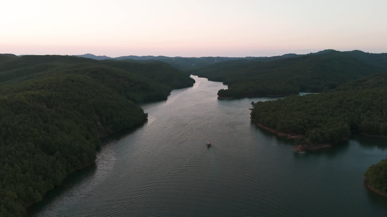 강 에 있는 작은 배 와 함께 꿈 같은 열대 숲 풍경 의 공중 풍경