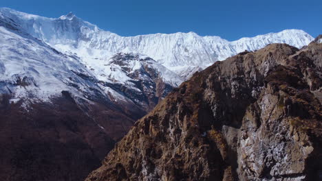 el dron se desliza hacia la montaña annapurna en manang, nepal.