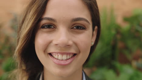 Cerrar-Joven-Linda-Chica-Hispana-Retrato-De-Hermosa-Mujer-Elegante-Sonriendo-Feliz-Mirando-A-La-Cámara