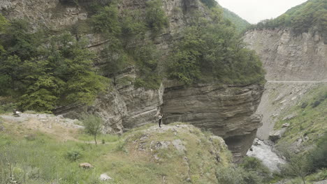 paisaje de valle de montaña con persona