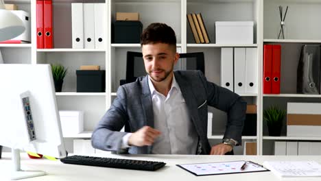 joven empresario trabajando y girando en una silla de oficina