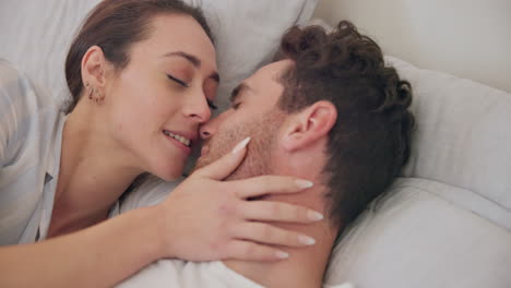 amor, dormitorio y cara de la pareja beso