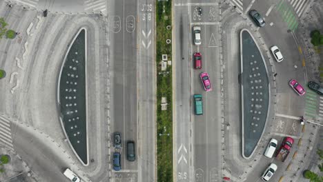 Vista-Aérea-De-Pájaros-De-Una-Rotonda-Con-Coches,-Bicicletas,-Autobuses-Y-Gente-Caminando