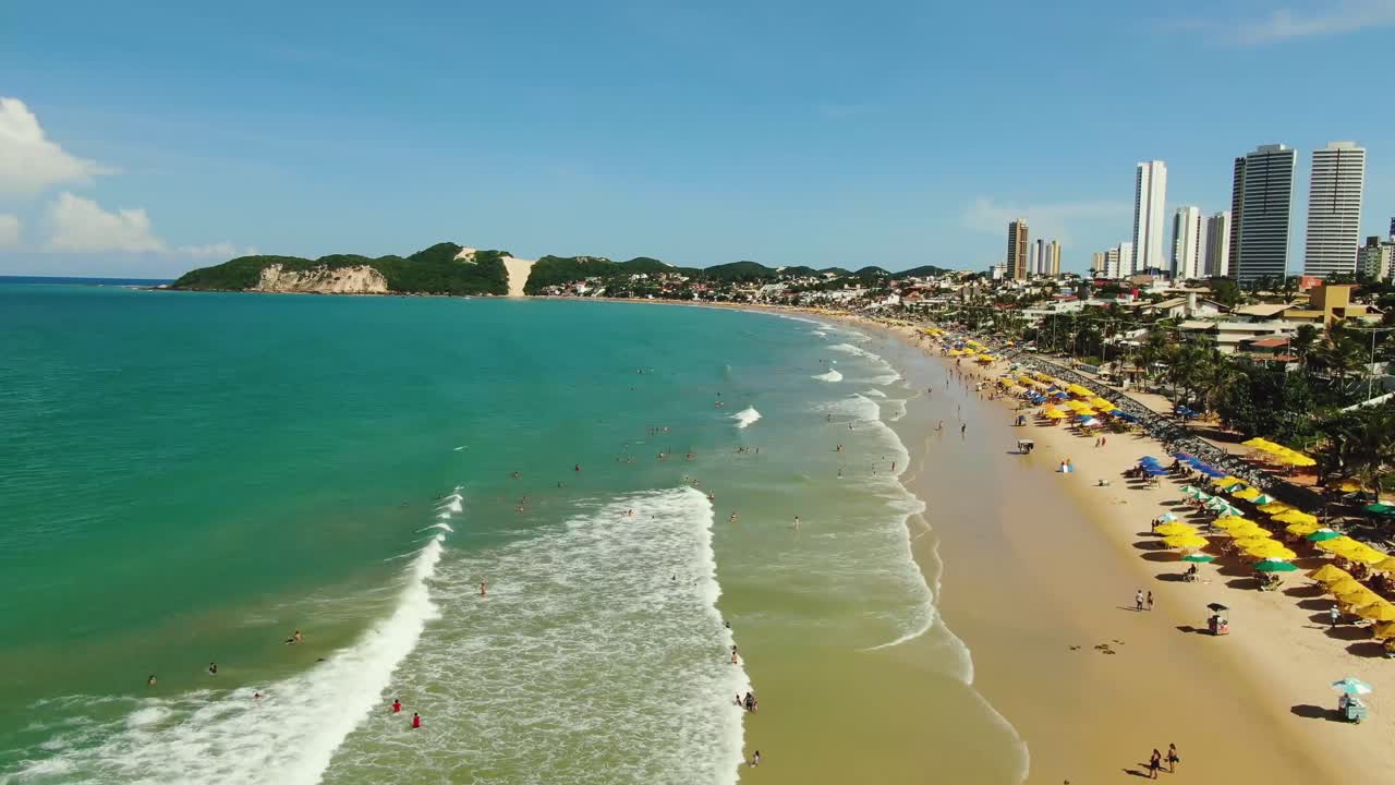 toma de drone de una hermosa playa en brasil