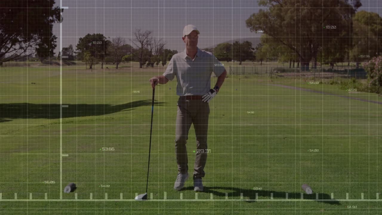 Un golfista in piedi sul fairway, che presenta metriche di tecnologia sportiva con griglia e punti dati.