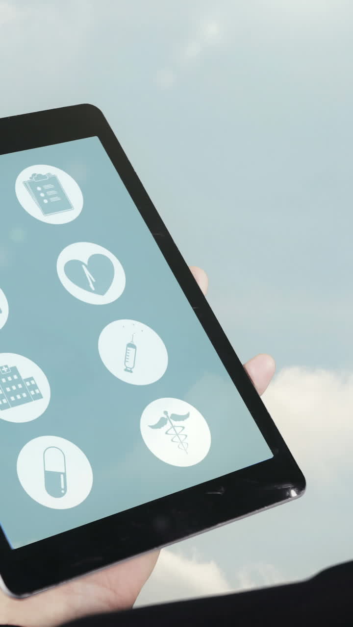 hombre usando una tableta digital