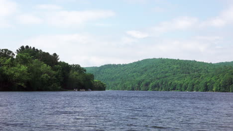 Una-Hermosa-Mañana-Junto-A-Un-Lago