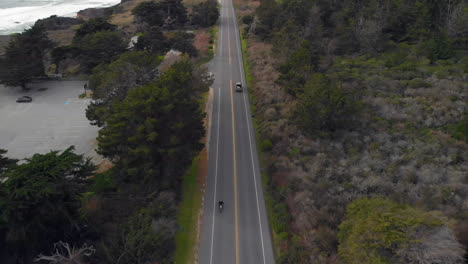 Antenne-Des-Motorradfahrers,-Der-Auf-Dem-California-Coast-Highway-One-Fährt