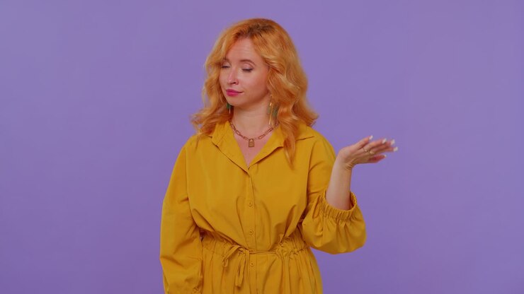 Ragazza che scuote il dito e dice no, invitando alla cautela, rimproverando e dando consigli per evitare pericoli o errori.