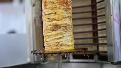 hühnchen-shawarma auf dem grill, ausgestellt während der gulf food exhibition in den vereinigten arabischen emiraten