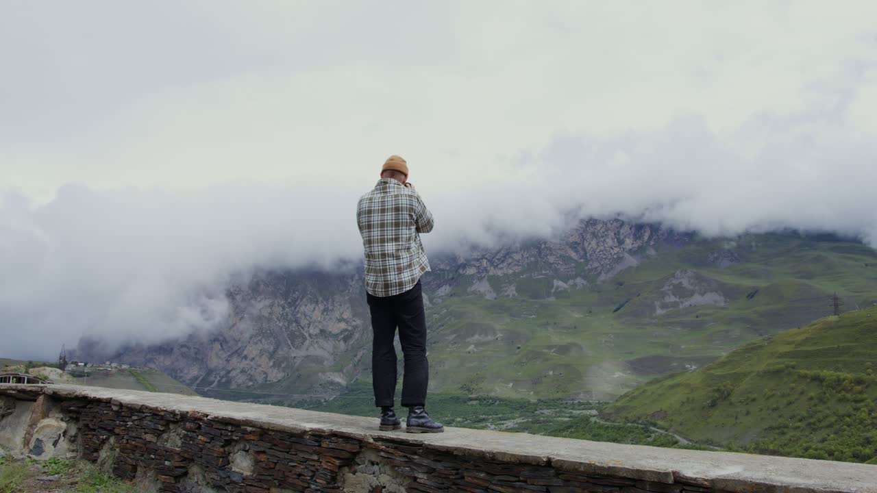 사진작가 가 산 의 풍경 을 촬영 하고 있다