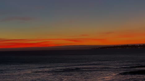 Cielo-Nublado-Naranja-Oscuro-Al-Atardecer,-Colores-Del-Atardecer