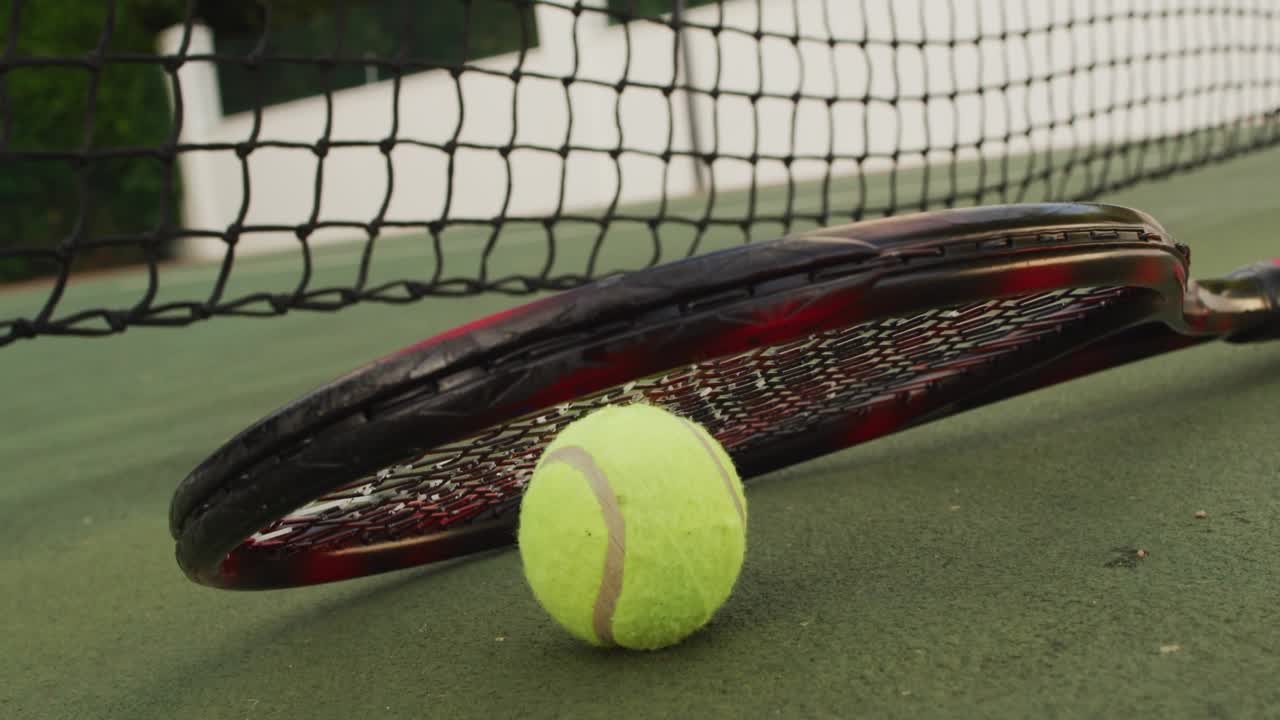 Bjellevarsling og stedsmarkør som dukker opp i nærheten av racket og ball, ikoner som animerer tellinger som viser statistikk