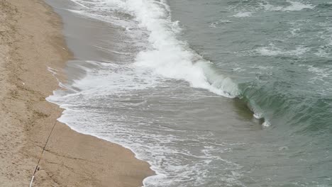 onda de cámara lenta en tiro ajustado con panorámica hacia arriba