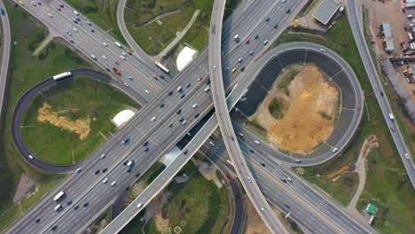 Vista-Aérea-De-Una-Intersección-De-Autopistas-Con-Senderos-De-Tráfico-En-Moscú.