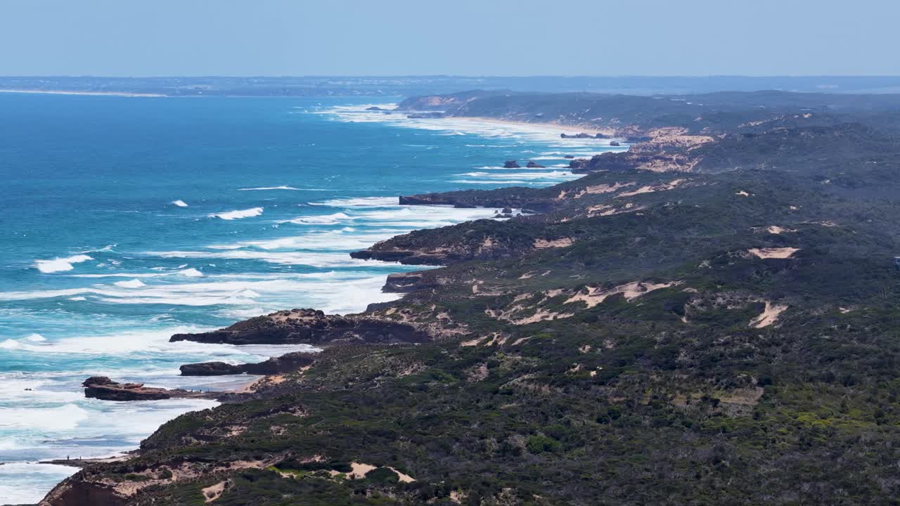 Ripresa aerea dall’alto mostra onde oceaniche che si infrangono su una costa australiana rocciosa e scoscesa