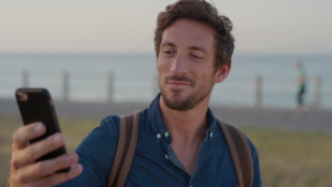 Retrato-Atractivo-Joven-Tomando-Una-Foto-Selfie-Usando-Un-Teléfono-Inteligente-Disfrutando-Compartiendo-Experiencias-De-Viajes-De-Vacaciones-En-Línea-Posando-En-La-Playa