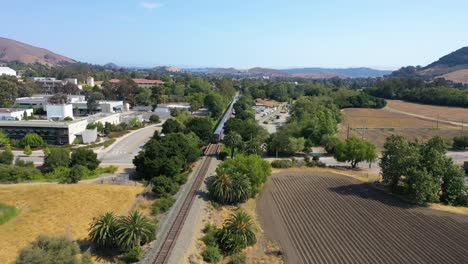 Siguiente-Toma-Aérea-Del-Tren-De-Pasajeros-De-Amtrak-Que-Llega-A-San-Luis-Obispo,-California