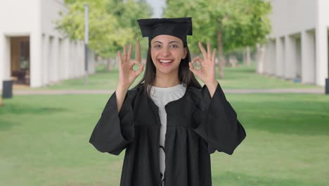 Glückliches-Indisches-College-Absolventenmädchen,-Das-Ein-Okay-Zeichen-Zeigt