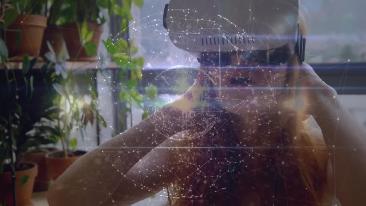 Animazione di rete di connessioni con globo su donna caucasica che indossa un visore VR