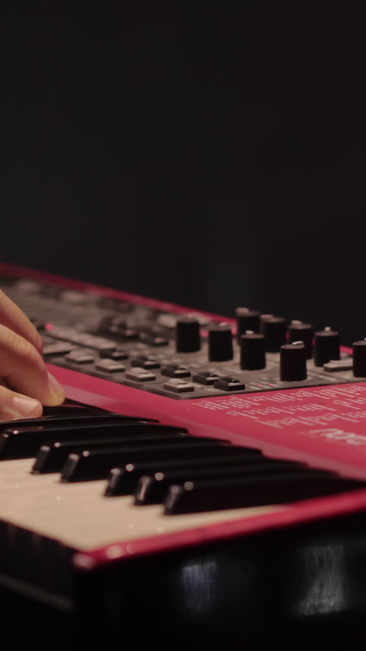 persona tocando un teclado rojo