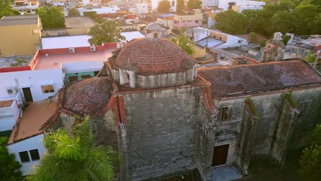 Toma-De-órbita-Aérea-De-La-Iglesia-Del-Convento-Regina-Angelorum-Durante-La-Puesta-De-Sol-En-Santo-Domingo,-República-Dominicana