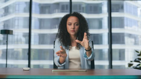 Mujer-De-Negocios-Que-Trabaja-Con-Tecnología-Holográfica-Aumentada-En-El-Primer-Plano-De-La-Oficina.