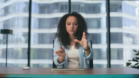 mujer de negocios trabajando con tecnología holográfica aumentada en la oficina de cerca.