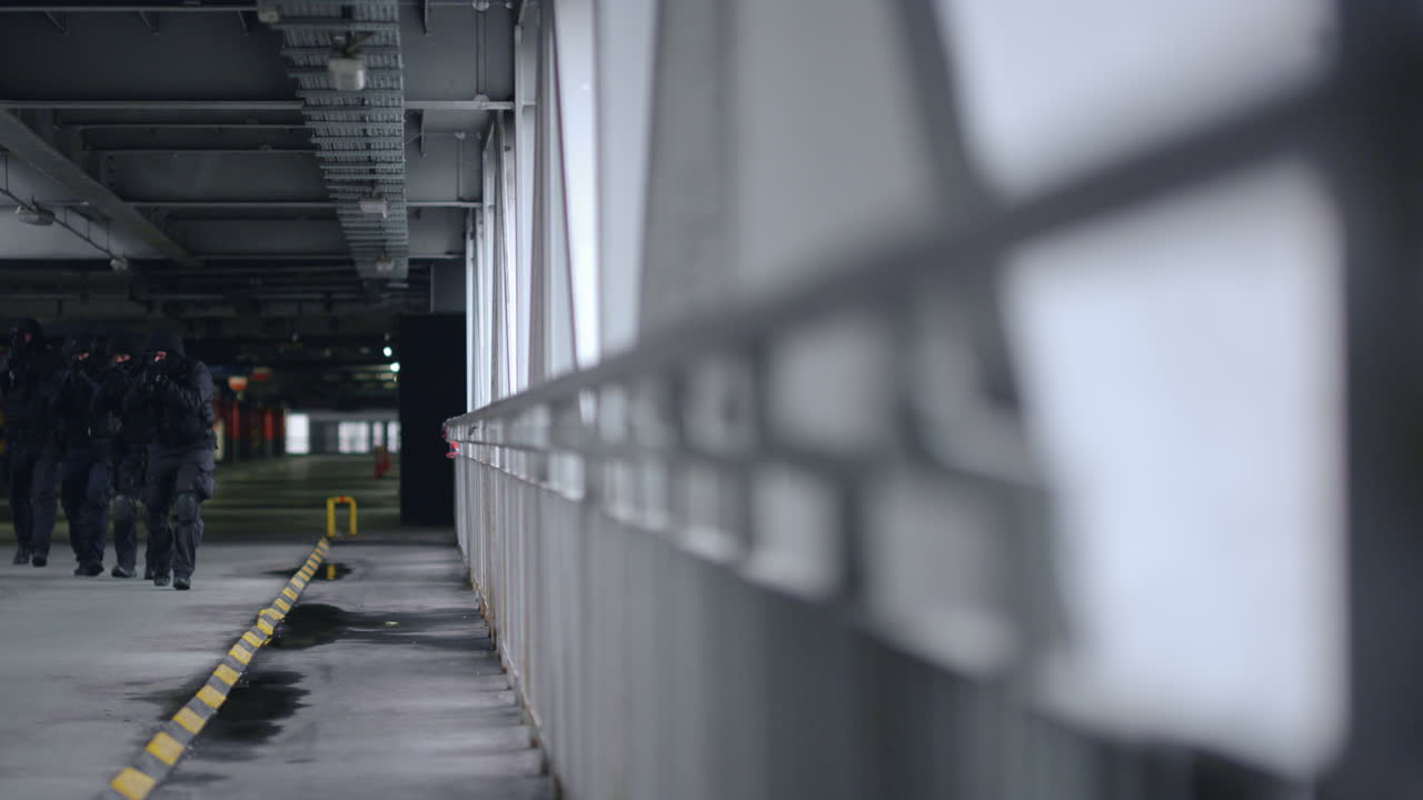 테러 위협으로부터 다리를 보호하는 특수 작전 참가자