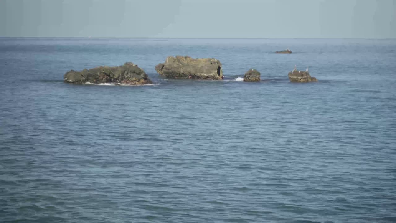 푸른 차분한 카리브 해의 바위