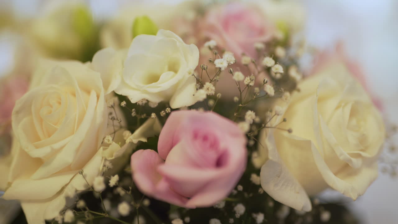 Idee floreali nuziali con rose fantasiose