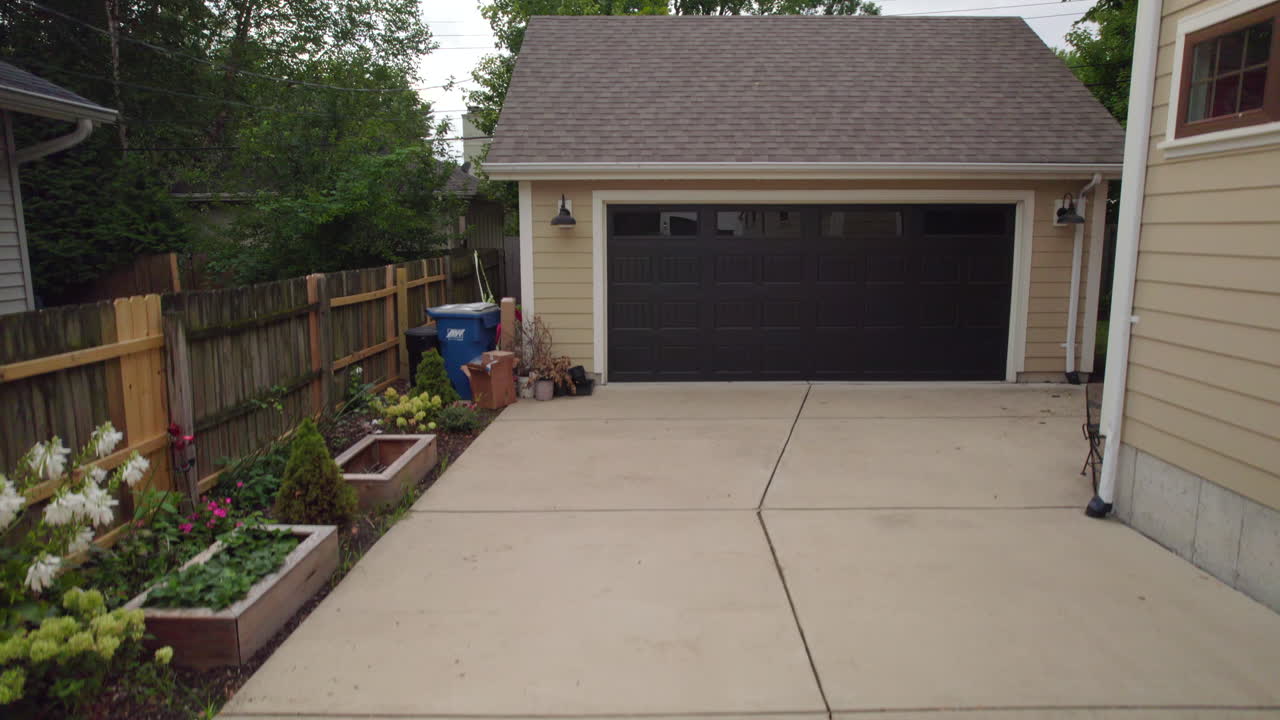 afaste-se de uma garagem e garagem em um bairro suburbano