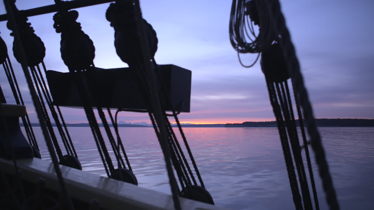 1700 년대 항해 선박이 해가 뜨고 있습니다.