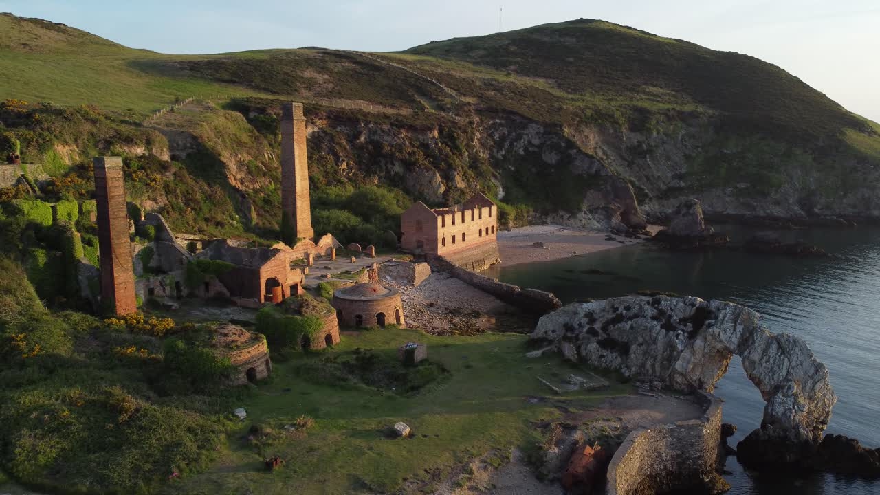 porth wen abandonado costero ladrillos abandonados permanece amanecer dorado campo bahía vista aérea amplia órbita justo al otro lado de la bahía