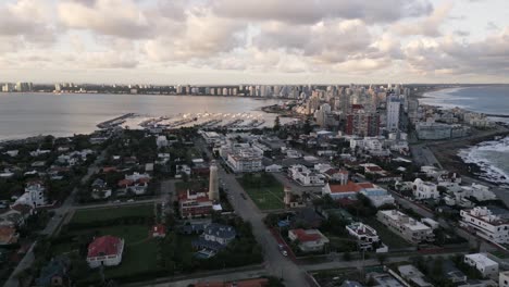 avión no tripulado vuela sobre punta del este uruguay ciudad turística ciudad en el océano atlántico vista aérea