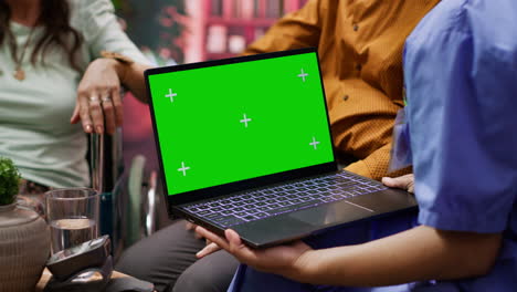 asistente médico sosteniendo una computadora portátil con pantalla de espacio de copia aislada